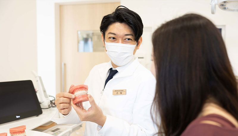 矯正治療について説明している様子