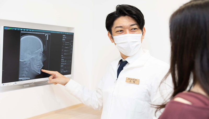 レントゲン画像を見ながら説明している様子