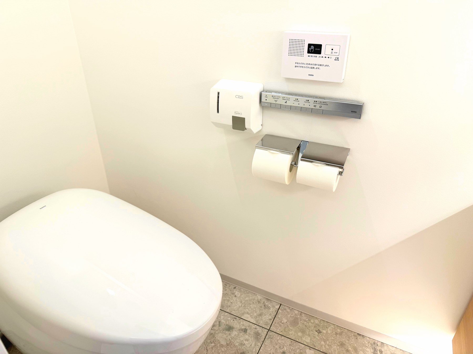 清潔なトイレルームとパウダールーム設備