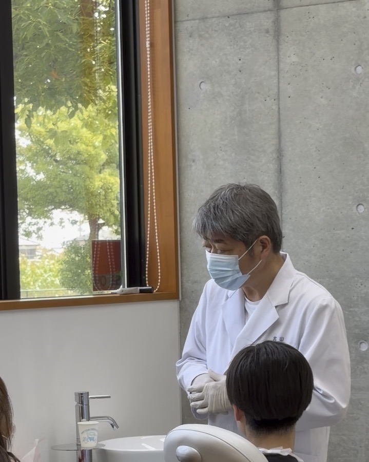 北山先生が患者さんに説明している様子