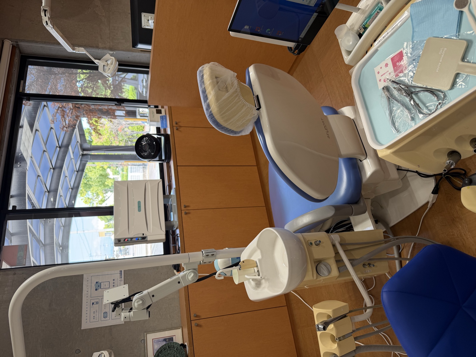 診療チェアと治療器具